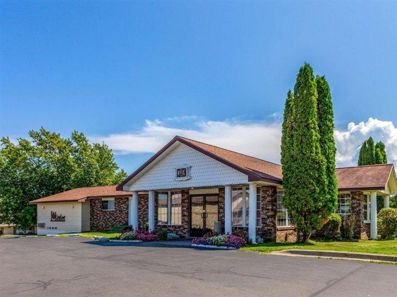 Quality Inn Lakefront Saint Ignace Exterior photo