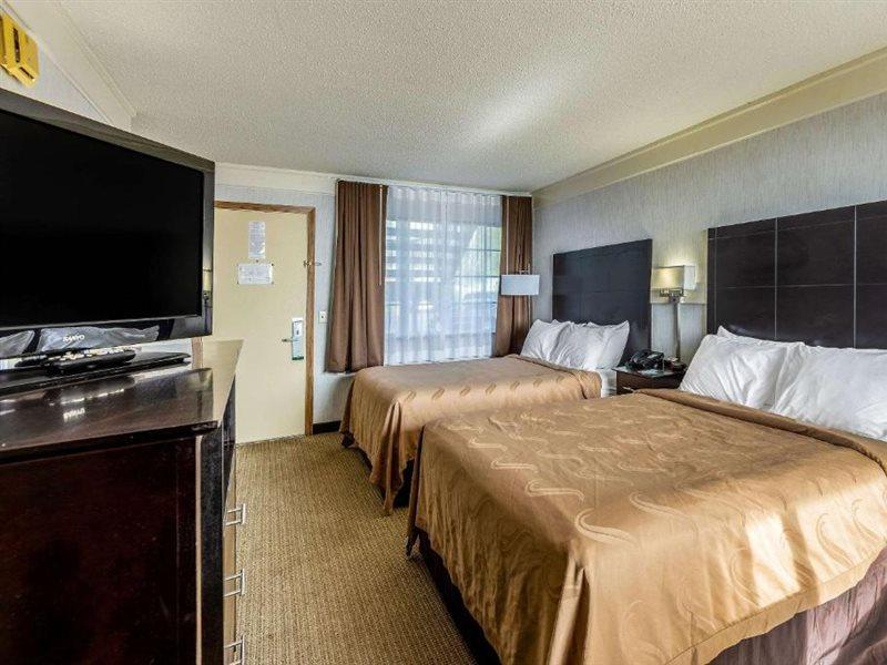 Quality Inn Lakefront Saint Ignace Exterior photo