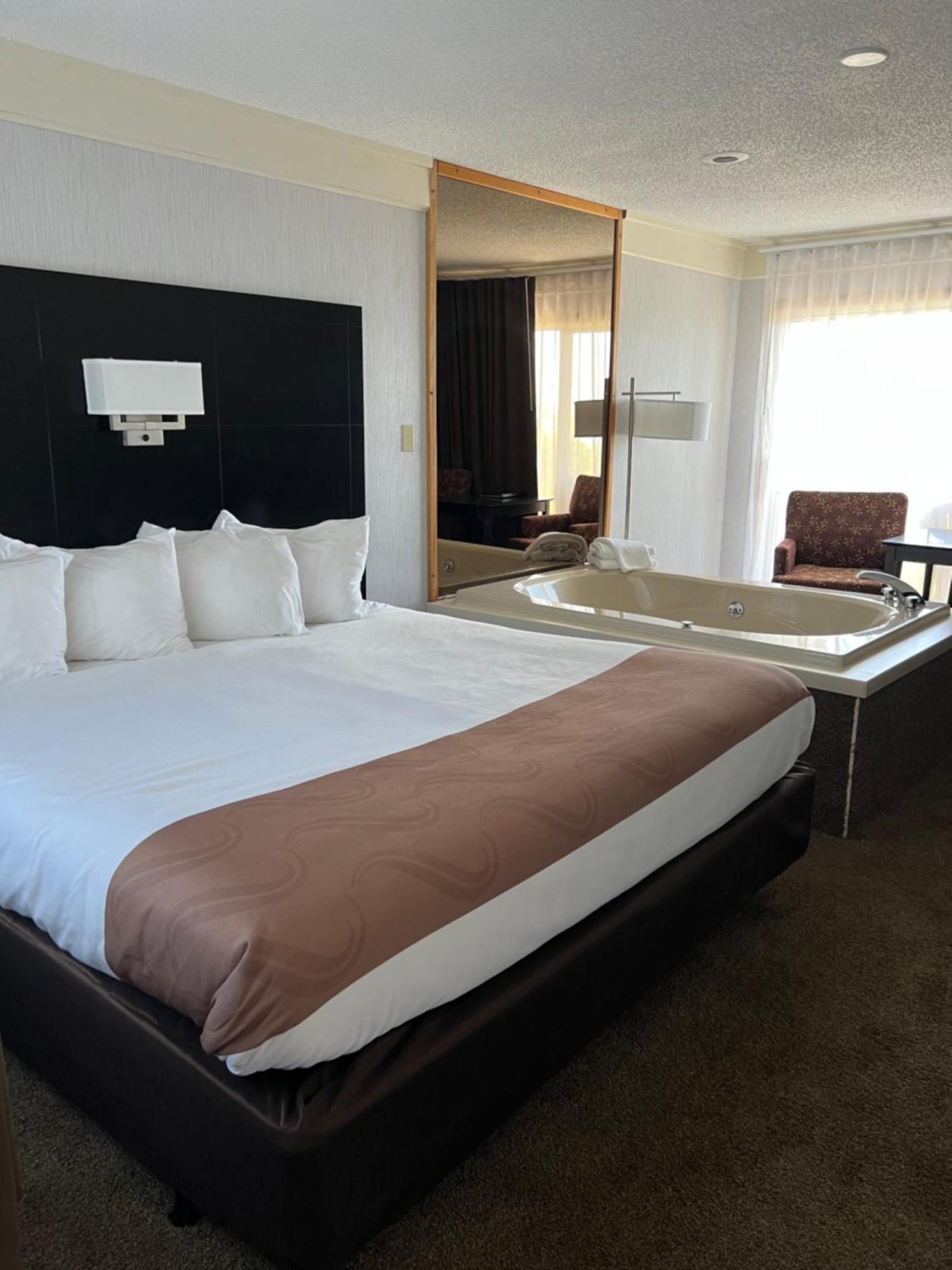 Quality Inn Lakefront Saint Ignace Exterior photo