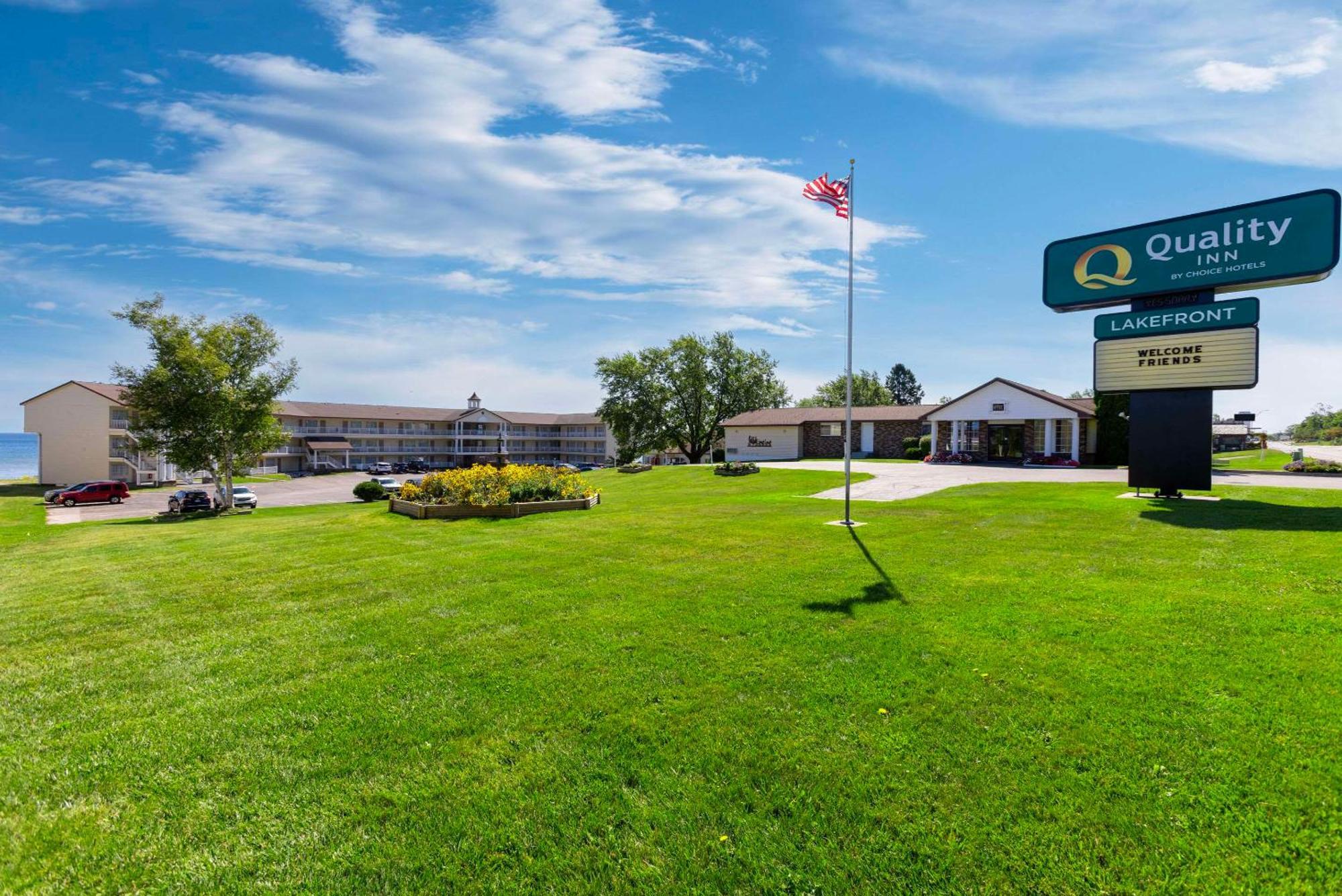 Quality Inn Lakefront Saint Ignace Exterior photo