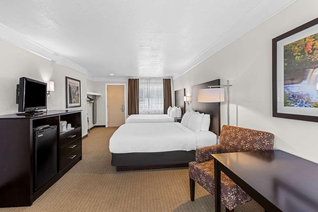 Quality Inn Lakefront Saint Ignace Room photo